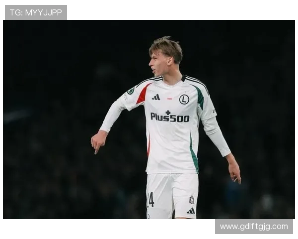 门兴求购焦乌科夫斯基遇阻！球员铁心加盟罗马，红狼领跑争夺战